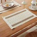 Tovaglietta in cotone crema con strisce marroni e nappe su tavolo in legno scuro - 30x40cm / Design Intrecciato Simmetrico