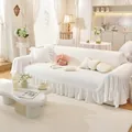 Dettaglio del copridivano in cotone pregiato con bordo a volant e tessuto con trama fine - 180*180CM / Loto Bianco
