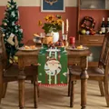 Kersttafelloper met Kerstman patroon en rode pompons op een feestelijke groene ondergrond - 35*120cm / Lijn Sneeuwpop Patroon