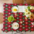 Macro-opname van het dikke rood-groene kerst jacquard tafelkleed met feestpatronen - 140*260cm / Kerstruiten