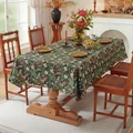 Détail d'une nappe jacquard vintage à motif floral épais sur une table à manger en bois - 60*60cm / Branche Verte Fleur Blanche Bord Roulé