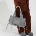 Γκρι μεγάλη τσάντα από δερματίνη με vintage κρόσσια και τρουκς σε moto στυλ - Γκρι