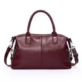 Borsa Boston retrò bordeaux in pelle cerata con doppi manici e rivetti argento - Rosso