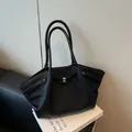 Große schwarze Vintage-Tragetasche mit goldener Schnalle und Nylon-Leder-Finish - Schwarz
