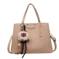 Borsa tote in pelle beige con motivo litchi, hardware argento e ciondolo di peluche - Borsa Singola / Cachi Chiaro