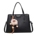 Borsa a tracolla nera da donna con trama litchi, dettagli argento e ciondolo a agnello - Borsa Singola / Nero