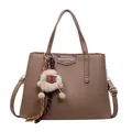 Borsa tote marrone motivo litchi con ciondolo a orsetto e tracolla regolabile rimovibile - Borsa Singola / Cachi Scuro