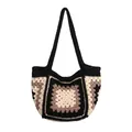 Handgefertigte Häkel-Stofftasche mit Vintage-Karomuster und schwarzen Tragegriffen - Schwarz