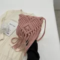 Borsa a tracolla bohémien intrecciata a mano color rosa antico con nappe e tracolla - Rosa