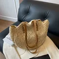 Bolso tote grande de paja tejida beige con asas de cuero marrón en un sofá negro - Estilo 2 Blanco Beige