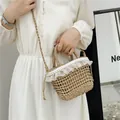 Stroh-Eimertasche mit weißer Spitze und Perlenverzierung in hellem Khaki - Khaki