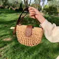 Satteltasche aus Stroh mit kontrastierendem braunem Lederriemen und Metallschnalle - Khaki