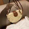 Handgefertigte gewebte Stroh-Umhängetasche mit dunkelbrauner Lederklappe und Riemen - Beige