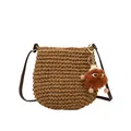 Handgeweven stro schoudertas in bruin met lederen riem en pluche monster hanger decor - Enkele Tas / Bruin