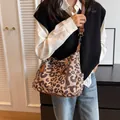 Große Shopper-Tasche mit Leopardenmuster, braunem Leder und modischen Reißverschlüssen - Braun