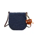 Donkerblauwe geweven crossbodytas met bruine riem en pluizige zonnebril hanger - Blauw