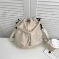 Beige nylon bucket bag met trekkoord en verstelbare schouderband voor vrouwen - Khaki