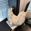 Witte gewatteerde cloud schoudertas met ruches en zijstrikken op een boek - Wit