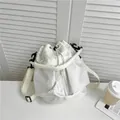 Minimalistische witte nylon schoudertas met trekkoord en brede comfortabele riem - Broken Wit