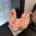 Roze gewatteerde schoudertas met ruches en trekkoordband in een moderne minimalistische stijl - Roze