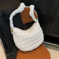 Witte gewatteerde puffer hobo tas met brede schouderriem op bruine suède stoel - Wit