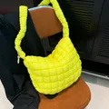 Gevoerde hobo-tas in neongeel met ruitpatroon en een brede comfortabele schouderband - Geel