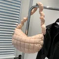 Gesteppte Wolken-Schultertasche in hellem Pfirsichrosa mit gerafftem Schulterriemen - Rosa