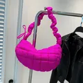 Gesteppte pinkfarbene Schultertasche mit Rüschenriemen und Schleife aus Nylonstoff - Rosarot