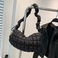 Schicke gesteppte Hobo-Tasche in Schwarz mit gerüschtem Schultergurt und Reißverschluss - Schwarz