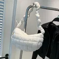 Gesteppte Wolken-Schultertasche in Weiß mit passendem, plissiertem Scrunchie-Riemen - Weiß