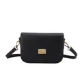 Borsa a tracolla squadrata in pelle nera opaca con elegante fibbia dorata a righe - Nero
