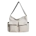 Große beige Retro-Hobo-Tasche mit Frontklappentaschen und bedrucktem Vintage-Gurt - Cremeweiß