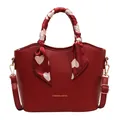 Sac seau en cuir rouge avec logo doré et foulard en soie à motif cœur sur l'anse - Rouge