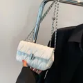 Weiße gesteppte Mini-Kettentasche mit Silberbeschlägen und verstellbarer Metallkugel - Weiß