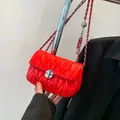Elegante rote gesteppte Umhängetasche mit Silberkette und rundem Metallverschluss - Rot