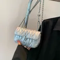 Silberne gesteppte Kettentasche mit plissiertem Metallic-Finish für moderne Looks - Silber