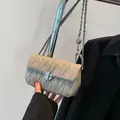 Sac à bandoulière matelassé beige élégant avec chaîne argentée et motif matelassé chic - Gris