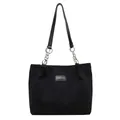 Bolso tote de pana negra con correa de cadena plateada y etiqueta de moda frontal - Negro