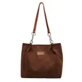 Bolso tote de pana marrón con cadena plateada y detalle de etiqueta de moda - Marrón
