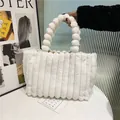 Sac fourre-tout chic en fausse fourrure blanche avec anses à pompons et texture douce - Blanc