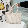 Sac fourre-tout chic en peluche beige avec rayures et poignées à pompons moelleux - Beige