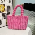 Sac fourre-tout rose en peluche avec rayures verticales et poignée boule pour l'hiver - Rose rouge