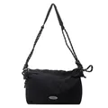 Borsa a tracolla plissettata nera minimalista con dettaglio in corda intrecciata - Nero