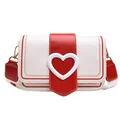 Rode en crèmekleurige crossbodytas met grote hartsluiting en brede schouderriem met harten - Wit