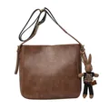 Vintage bruine leren bucketbag met verstelbare riem en een schattige konijnenhanger - Enkele Tas / Khaki