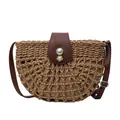 Borsa a tracolla semitonda in paglia intrecciata con patta in pelle e perle - Marrone