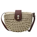 Borsa a spalla a mezzaluna in paglia intrecciata beige con patta in pelle marrone - Bianco Sporco