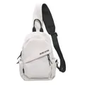 Bolso de pecho cruzado blanco minimalista con correa negra y detalles reflectantes - Blanco