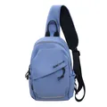 Lichtblauwe minimalistische crossbody borsttas met reflectiestrip en mesh schouderband - Blauw