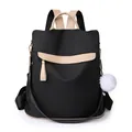 Leichter schwarzer Nylon-Rucksack mit khakifarbenen Lederriemen und Plüsch-Anhänger - Schwarz